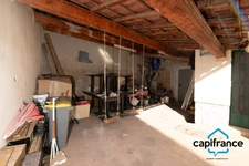 Sanary Port à pied/  Appartement en RDC de 114 m2,  S/Sol de 187 m2  et terrain 318 m2 /garage. 10mn du port