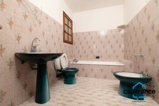 Sanary Port à pied/  Appartement en RDC de 114 m2,  S/Sol de 187 m2  et terrain 318 m2 /garage. 10mn du port