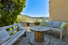 Ollioules:  Villa de caractére rénovée de 175m2 sur 726 m2 au calme, 2 appartements T4 de 105 2 et un T2/3 de 70m2 village à pied