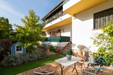 Sanary Port à pied/  Appartement en RDC de 114 m2,  S/Sol de 187 m2  et terrain 318 m2 /garage. 10mn du port