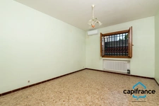 Sanary Port à pied/  Appartement en RDC de 114 m2,  S/Sol de 187 m2  et terrain 318 m2 /garage. 10mn du port