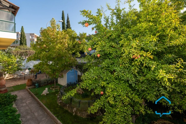 Sanary Port à pied/  Appartement en RDC de 114 m2,  S/Sol de 187 m2  et terrain 318 m2 /garage. 10mn du port