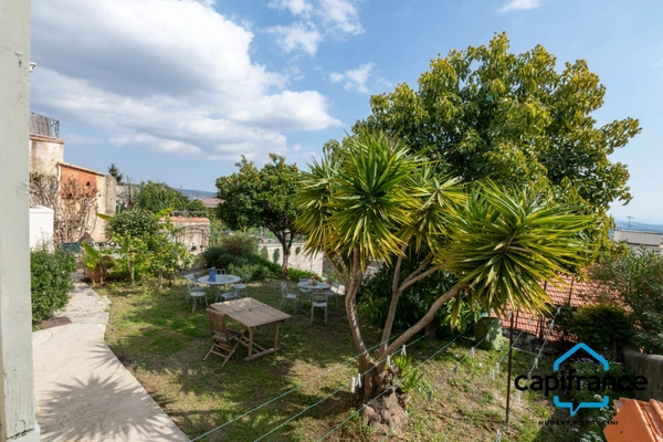 06. Grasse. Appartement Bourgeois de 180m² (150m² loi carrez) vue Mer, très calme, Jardin de 200m², 2 places de parkings, plusieurs annexes
