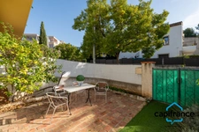 Sanary Port à pied/  Appartement en RDC de 114 m2,  S/Sol de 187 m2  et terrain 318 m2 /garage. 10mn du port