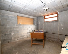 Sanary Port à pied/  Appartement en RDC de 114 m2,  S/Sol de 187 m2  et terrain 318 m2 /garage. 10mn du port