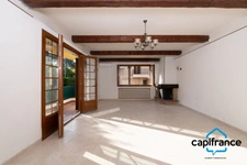 Sanary Port à pied/  Appartement en RDC de 114 m2,  S/Sol de 187 m2  et terrain 318 m2 /garage. 10mn du port