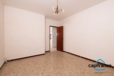Sanary Port à pied/  Appartement en RDC de 114 m2,  S/Sol de 187 m2  et terrain 318 m2 /garage. 10mn du port
