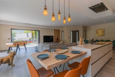 Magnificent contemporary villa, entirely on one level, of 200 m2 on a plot of 1000 m2. 