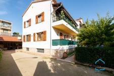 Sanary Port à pied/  Appartement en RDC de 114 m2,  S/Sol de 187 m2  et terrain 318 m2 /garage. 10mn du port