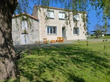 Maison familiale en bon état  avec terrain, au calme dans un  hameau à Beugnon Thireuil