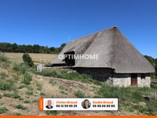 Pierre, chaume, grands volumes et vue sur le Sancy : un projet rare dans le Cantal