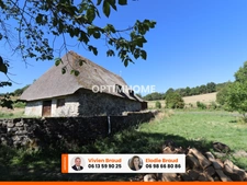Pierre, chaume, grands volumes et vue sur le Sancy : un projet rare dans le Cantal