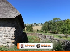 Pierre, chaume, grands volumes et vue sur le Sancy : un projet rare dans le Cantal