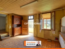 Maison de 50 m² à rénover avec jardin, au cœur de Mauriac.