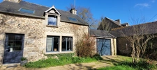 Maison en pierre rénovée avec charme, grand séjour cheminée et jardin arboré PLEDELIAC (22)