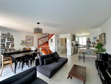 Maison à vendre 5 pièces, 4 Chambres, 2 Salles de bain, jardin, terrasse, garage.