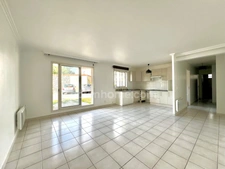 Appartement à vendre 3 pièces LIVRY GARGAN (93) avec terrasse et place de parking PMR en sous-sol.