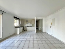 Appartement à vendre 3 pièces LIVRY GARGAN (93) avec terrasse et place de parking PMR en sous-sol.