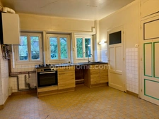 Bourg historique de Saint-Apollinaire – Charme & Potentiel, maison mitoyenne 120 m² habitables – 7 pièces – 4 chambres – Terrain arboré avec dépendances