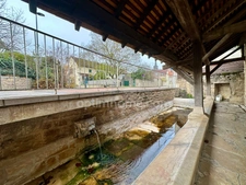Bourg historique de Saint-Apollinaire – Charme & Potentiel, maison mitoyenne 120 m² habitables – 7 pièces – 4 chambres – Terrain arboré avec dépendances