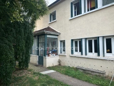 Bourg historique de Saint-Apollinaire – Charme & Potentiel, maison mitoyenne 120 m² habitables – 7 pièces – 4 chambres – Terrain arboré avec dépendances