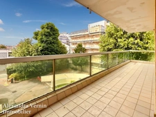 Appartement deux chambres terrasse, ascenseur, parking