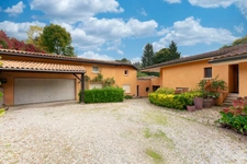 Architect-designed house for sale