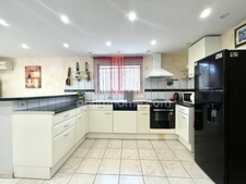 Maison avec rendement locatif, piscine et garage
