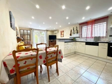 Maison avec rendement locatif, piscine et garage