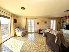 Maison avec rendement locatif, piscine et garage