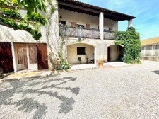 Maison avec rendement locatif, piscine et garage