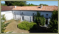 ensemble de 2 maisons en pierre + grange + grand terrain 
