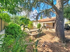 VERGÈZE (30310) – Le plaisir de vivre de plain-pied, un jardin arboré, tout près du centre du village 