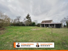 Belle longère de 245m2 habitables avec 8 pièces dont 5 chambres sur un terrain clos de 2400m2 + dépendances.