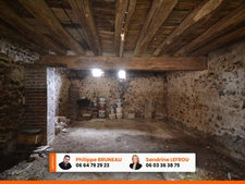 Belle longère de 245m2 habitables avec 8 pièces dont 5 chambres sur un terrain clos de 2400m2 + dépendances.