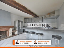 Belle longère de 245m2 habitables avec 8 pièces dont 5 chambres sur un terrain clos de 2400m2 + dépendances.