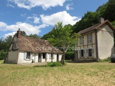 Un Très Beau Potentiel à Explorer !  Ensemble immobilier deux maisons à rénover sur terrrain clos de 8960m2 (l'Habit 27) 