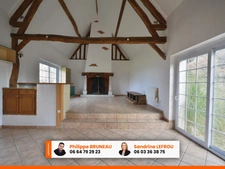 Belle longère de 245m2 habitables avec 8 pièces dont 5 chambres sur un terrain clos de 2400m2 + dépendances.