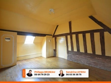 Belle longère de 245m2 habitables avec 8 pièces dont 5 chambres sur un terrain clos de 2400m2 + dépendances.