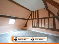 Belle longère de 245m2 habitables avec 8 pièces dont 5 chambres sur un terrain clos de 2400m2 + dépendances.