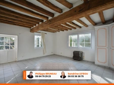 Belle longère de 245m2 habitables avec 8 pièces dont 5 chambres sur un terrain clos de 2400m2 + dépendances.