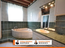 Belle longère de 245m2 habitables avec 8 pièces dont 5 chambres sur un terrain clos de 2400m2 + dépendances.