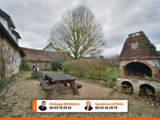 Belle longère de 245m2 habitables avec 8 pièces dont 5 chambres sur un terrain clos de 2400m2 + dépendances.