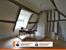 Belle longère de 245m2 habitables avec 8 pièces dont 5 chambres sur un terrain clos de 2400m2 + dépendances.