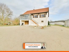 Lumineuse maison familiale de 168m2 au sol sur 2 niveaux et 1.6 hectare de terrain + 276m2 de dépendances