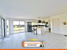 Maison de plain pied avec 3 chambres posée sur 1000m2 - RT 2012