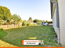 Maison de plain pied avec 3 chambres posée sur 1000m2 - RT 2012