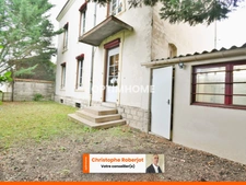 3 possibilités pour cette jolie maison: Maison familiale/ Maison de rapport ou Mixte espace médical/maison de rapport