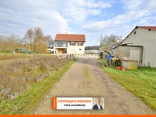 Lumineuse maison familiale de 168m2 au sol sur 2 niveaux et 1.6 hectare de terrain + 276m2 de dépendances