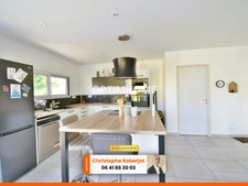Maison de plain pied avec 3 chambres posée sur 1000m2 - RT 2012